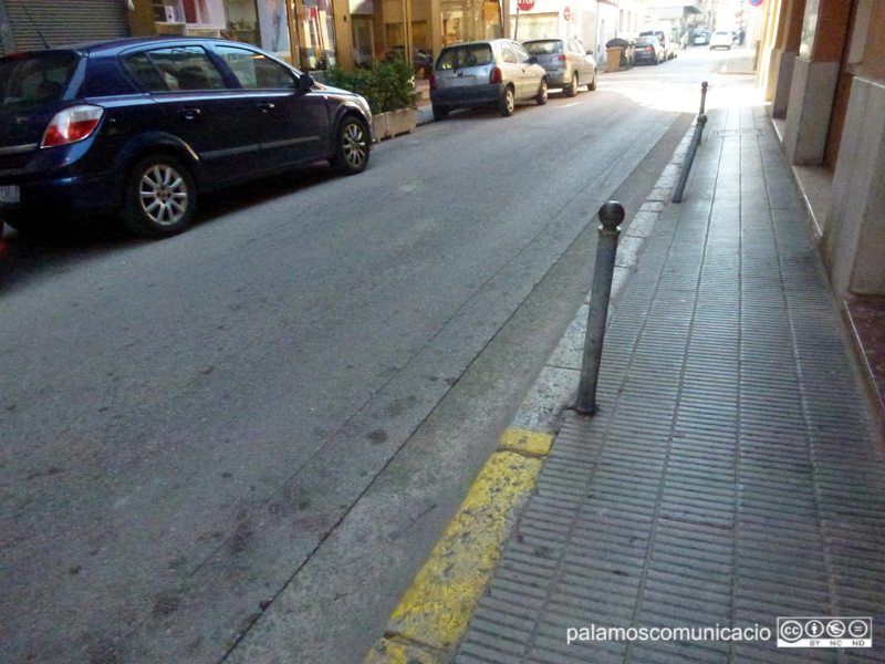 Pilones en mal estat en un carrer de l'Eixample palamosí.