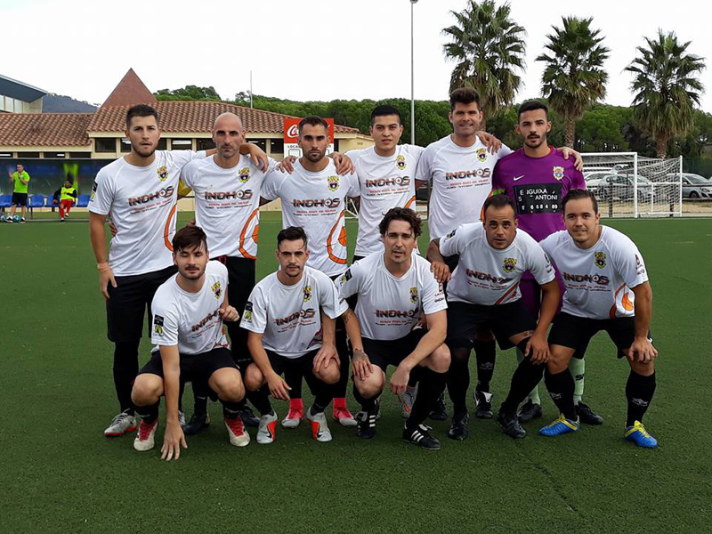 Carmelo, el tercer a baix, com a jugador el dia del derbi contra el Calonge. (Foto: Facebook CF Sant Antoni).