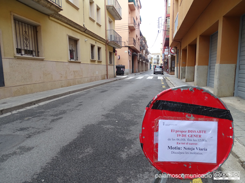 Senyalització al carrer d'Indústria informant que demà s'hi farà una neteja intensiva.