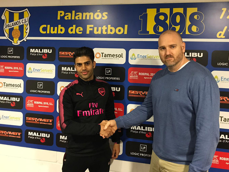 El nou reforç del Palamós, el jugador iranià Esmail Shahryari, amb el president Patxi Otamendi.