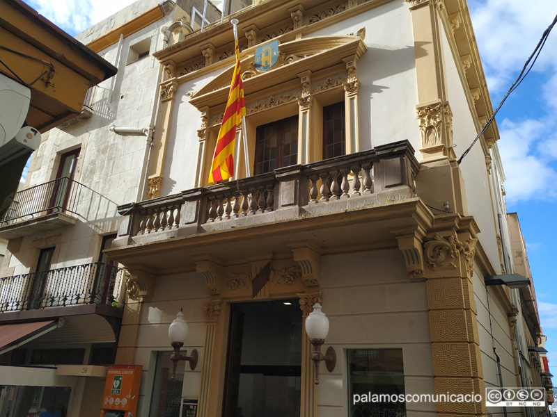 La balconada de l'Ajuntament, aquest migdia, sense la pancarta.