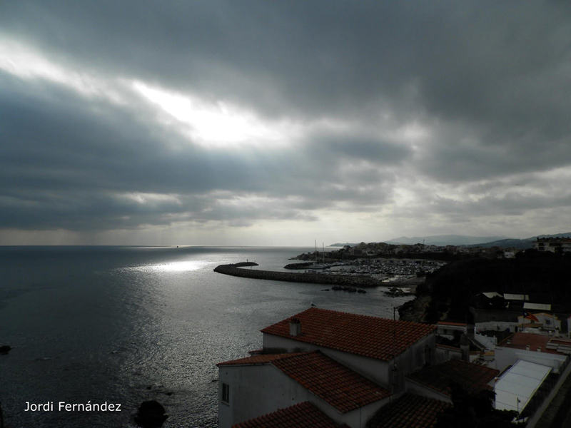 Núvols baixos i escletxes de sol, el passat divendres. (Foto: J. Fernández tempspalamos.blogspot.com).