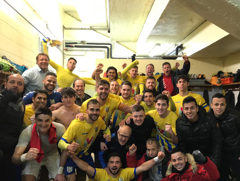 Eufòria al vestidor del Palamós, després de superar el Manlleu. (Foto: twitter Palamós CF).