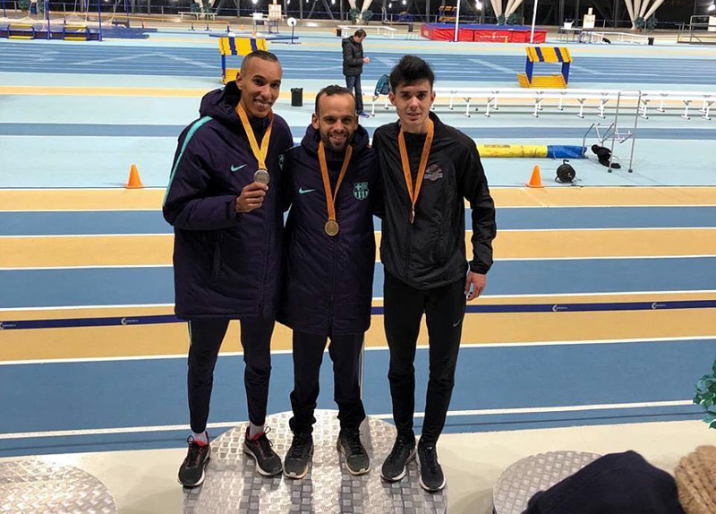 Santi Catrofe, a la dreta de la imatge, en el podi del campionat de pista coberta de Sabadell.