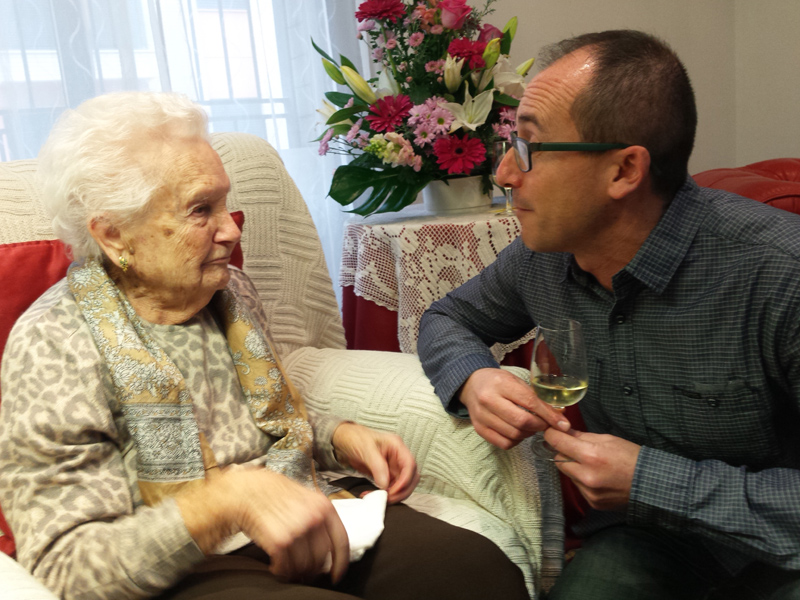 Dolors Puig va rebre ahir la visita de l'alcalde Lluís Puig. (Foto: Ajuntament de Palamós).