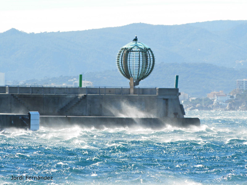 Temporal de mar al moll de Palamós, la setmana passada. (Foto: Jordi Fernández. tempspalamos.blogspot.com).
