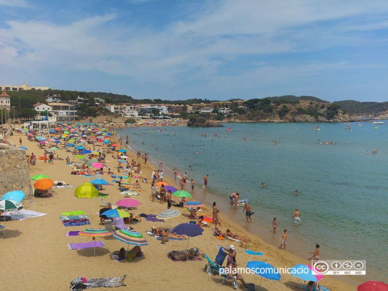 Platja de La Fosca, plena durant l'estiu.