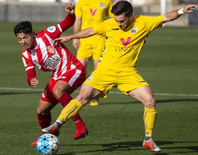 El lateral Pol Tarrenchs, durant un partit amb el Palamós CF.