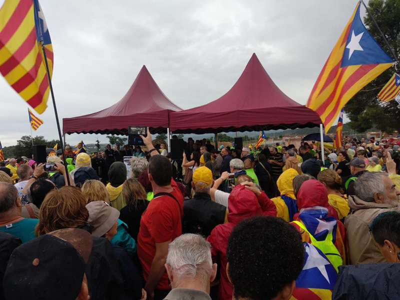 Una de les moltes concentracions davant la presó de Lledoners. (Foto: ANC Palamós, Sant Joan i Vall-llobrega).