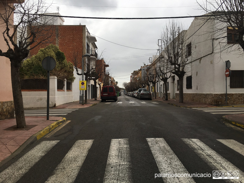 Senyalització al carrer Ample informant que demà s'hi farà una neteja intensiva.