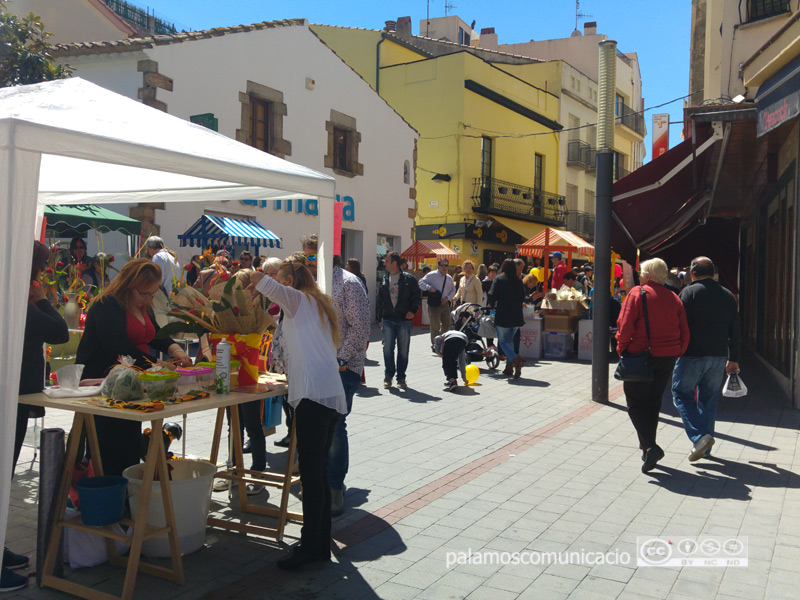 Fira de Sant Jordi al carrer Major de Palamós, en una imatge d'arxiu.