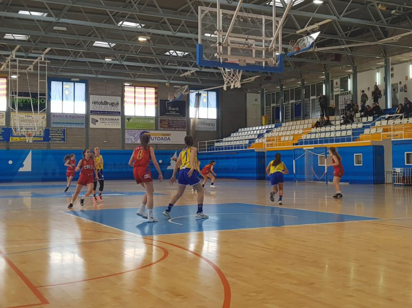 El cadet femení groc durant un partit aquesta temporada al Pavelló d'Esports. (Foto: Club Esportiu Palamós).