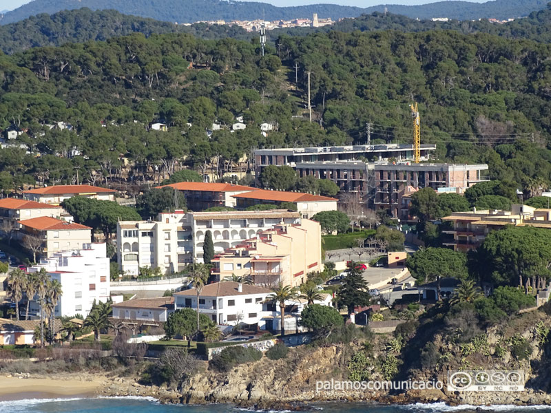 Visió, des del mirador de Cap Gros, dels dos edificis que s'estan construint al sector nord de la Pineda d'en Gori.