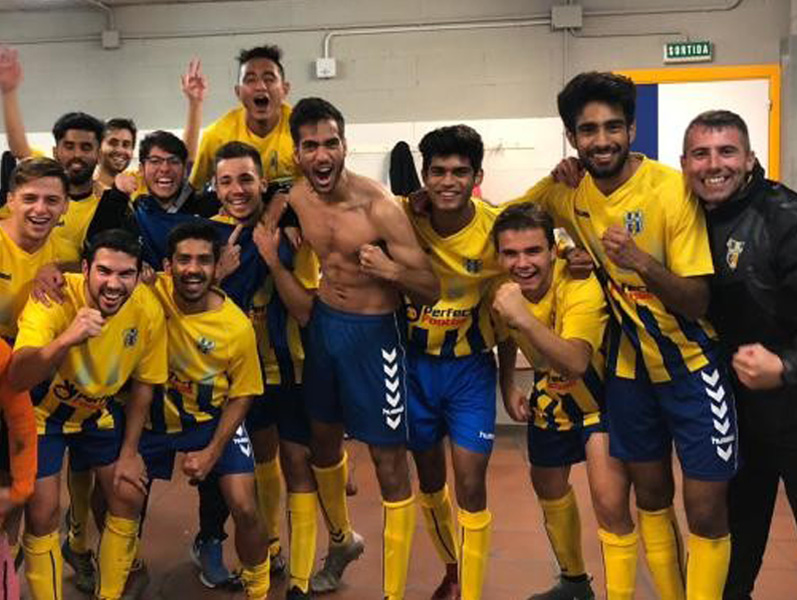 Recasens, tercer per la dreta, després d'un partit amb el Palamós B. (Foto: FE Palamós).