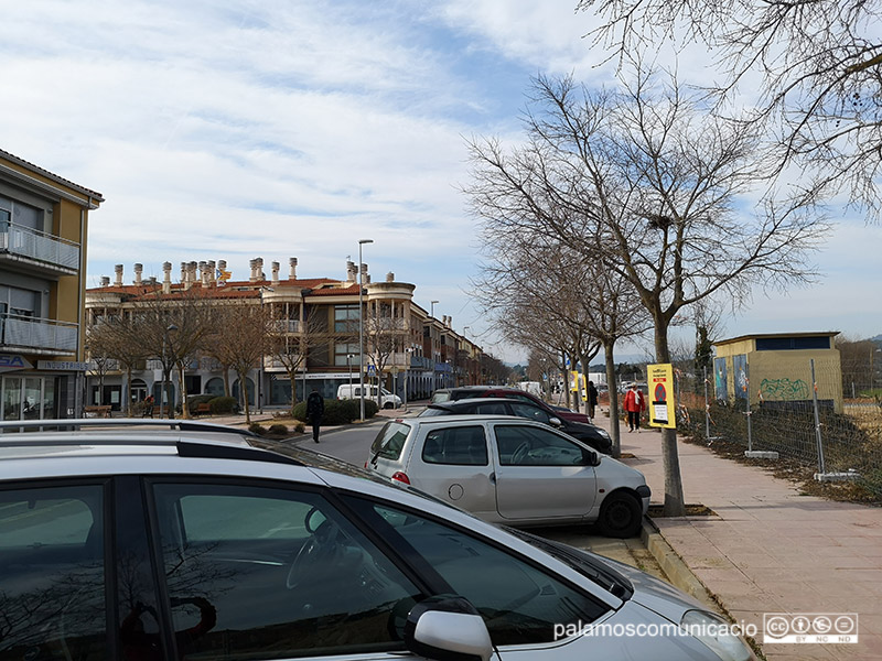 El carrer de Santiago Bañeras i Goday, aquest migdia, senyalitzat per l'actuació del 