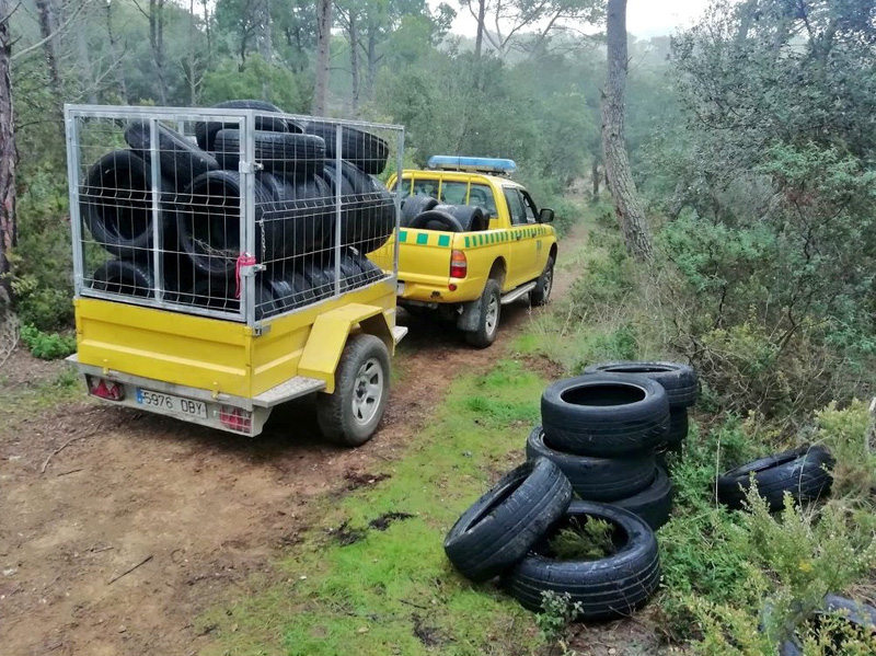 Un vehicle de l'Agrupació de Defensa Forestal, retirant els pneumàtics. (Foto: ADF Gavarres Marítima twitter).