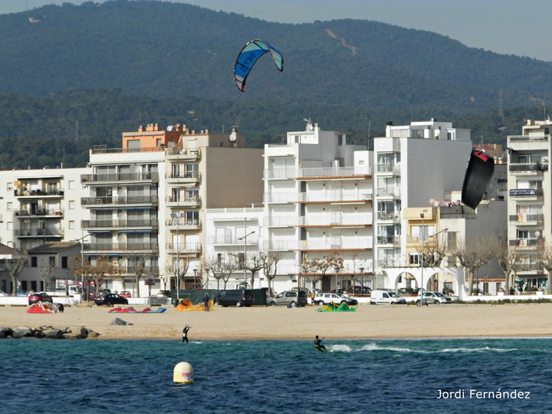 El vent va permetre que molts de practicants de kite surf gaudissin de la badia de Palamós aquest cap de setmana. (Foto: J. Fernández tempspalamos.blo