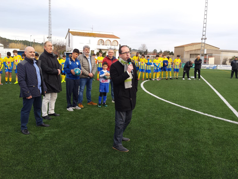 L'alcalde Lluís Puig i el regidor d'Esports, Joan Barba, en la inauguració, diumenge, de la nova gespa artificial. (Foto: Ajuntament de Palamós).