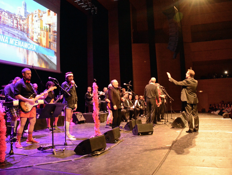 L'Orquestra Di-versiones i la Principal de la Bisbal, curiosa combinació que va posar dempeus l'Auditori de Girona. (Foto: Ajuntament de Calonge i San