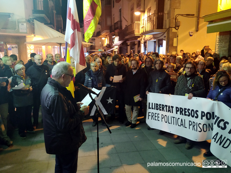 Joan Gasull, d'Òmnium Cultural, en el moment de lectura del manifest.