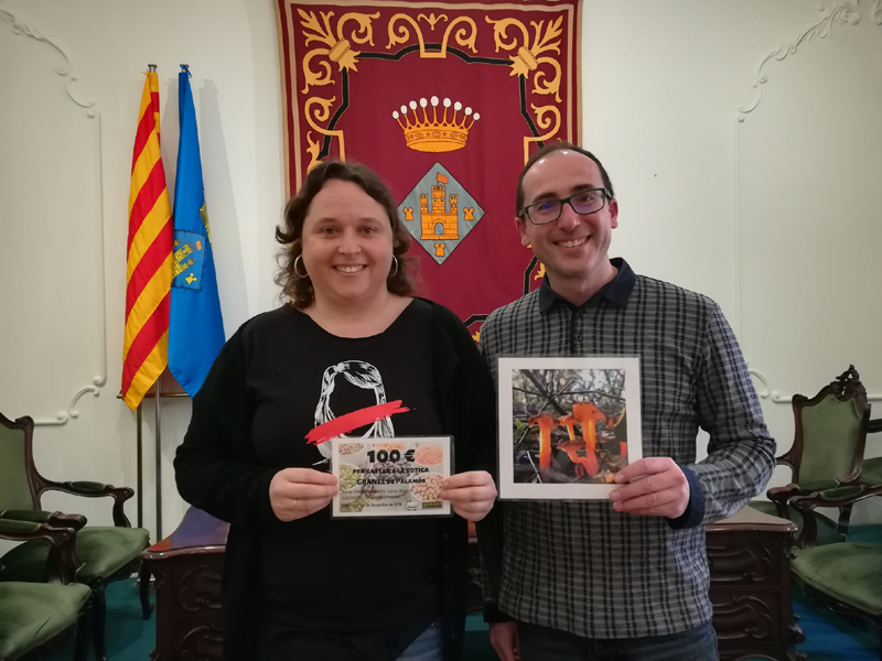 Lídia Lara, guanyadora del concurs, i l'alcalde Lluís Puig, amb la fotografia dels camagrocs. (Foto: Ajuntament de Palamós).