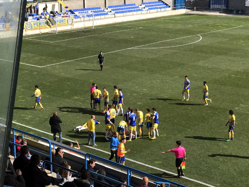 Un instant del partit d'ahir entre Palamós i Banyoles. (Foto: twitter Palamós CF).