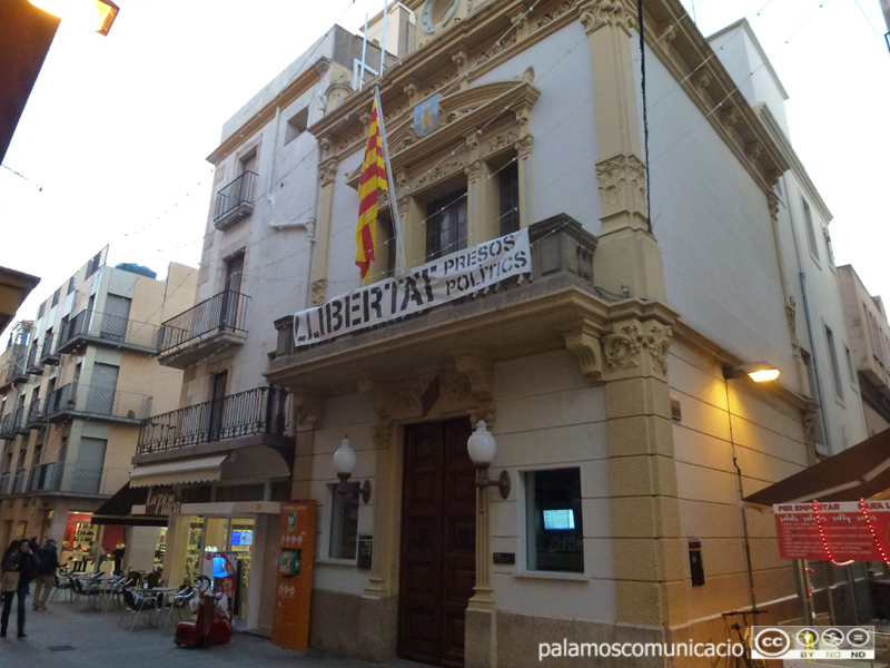 Façana principal de l'Ajuntament de Palamós.