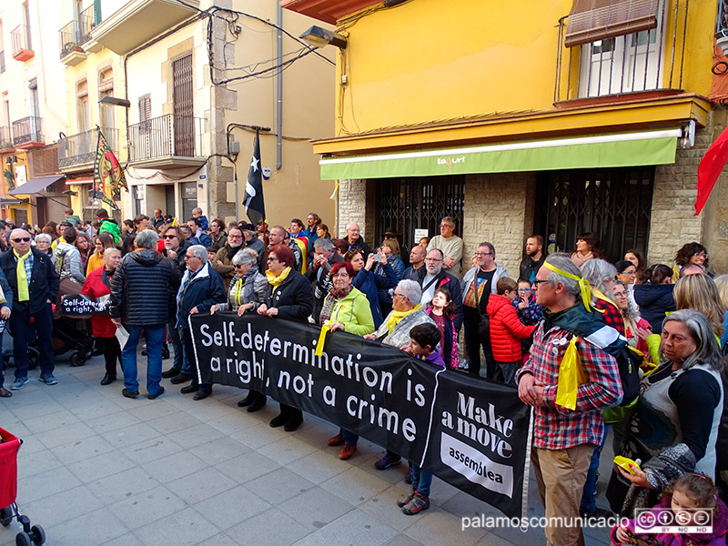Concentració de suport a la vaga davant l'Ajuntament de Palamós, aquest migdia.