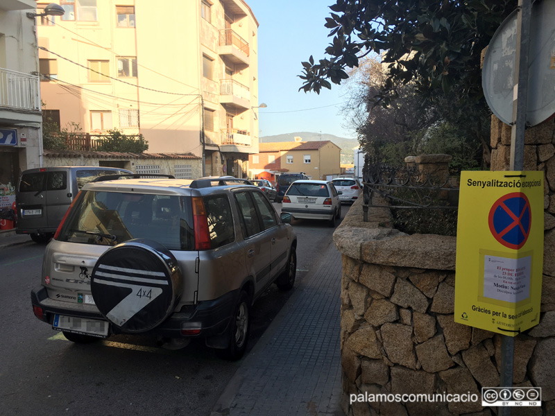 Senyalització al carrer Xaloc informant que demà s'hi farà una neteja intensiva.