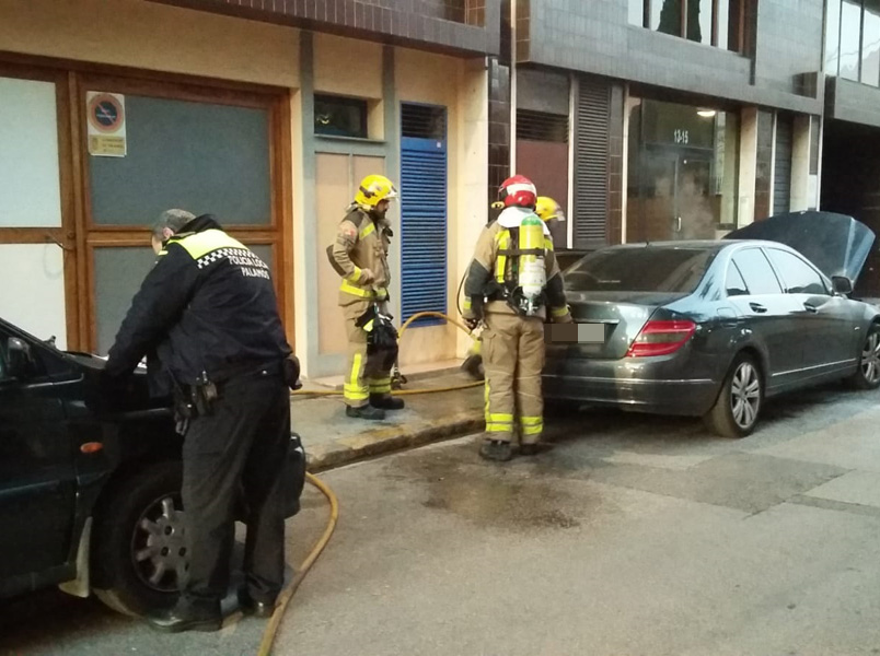 Incendi el passat dissabte, al carrer de Santa Bàrbara. (Foto: Policia Local de Palamós).