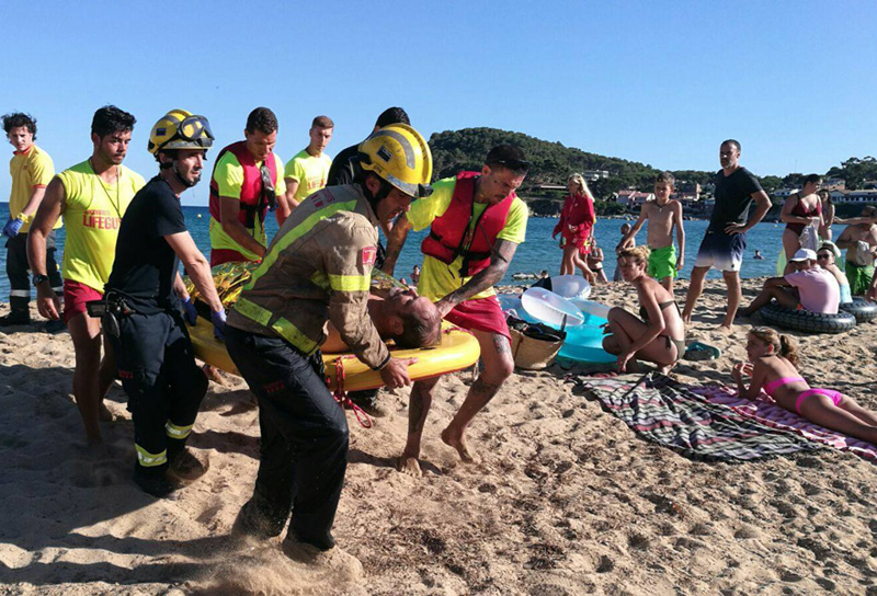 Una actuació de salvament a la platja de La Fosca. (Foto: Aunar Facebook).