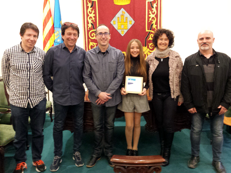 Milena Moral acompanyada per l'alcalde de Palamós, els seus pares i els regidors d'Esports i Joventut. (Foto: Ajuntament de Palamós).