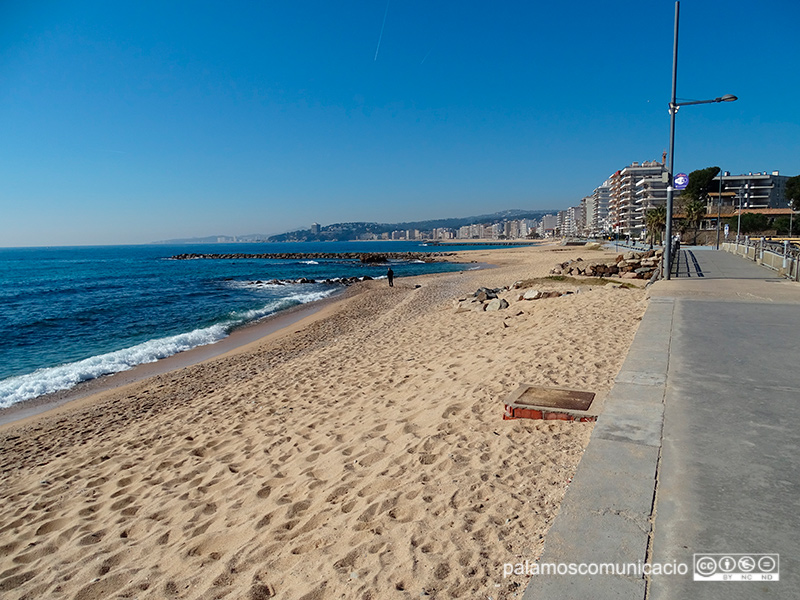 La proposta es basa aprofitant la construcció d'un espigó a l'altura de la platja d'es Monestrí.