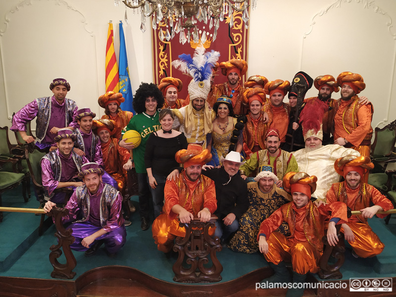 La colla Kins20 i el Rei i la Reina, amb l'alcalde i de regidors de l'Ajuntament de Palamós.