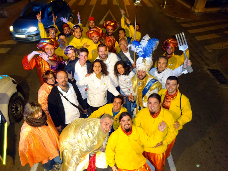 El jurat de la campanya amb la colla Kins 20. (Foto: Menja't el Carnaval).