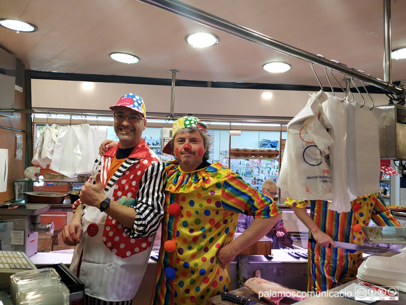 Els paradistes del Mercat Municipal han lluït la gorra dels Xuklis.