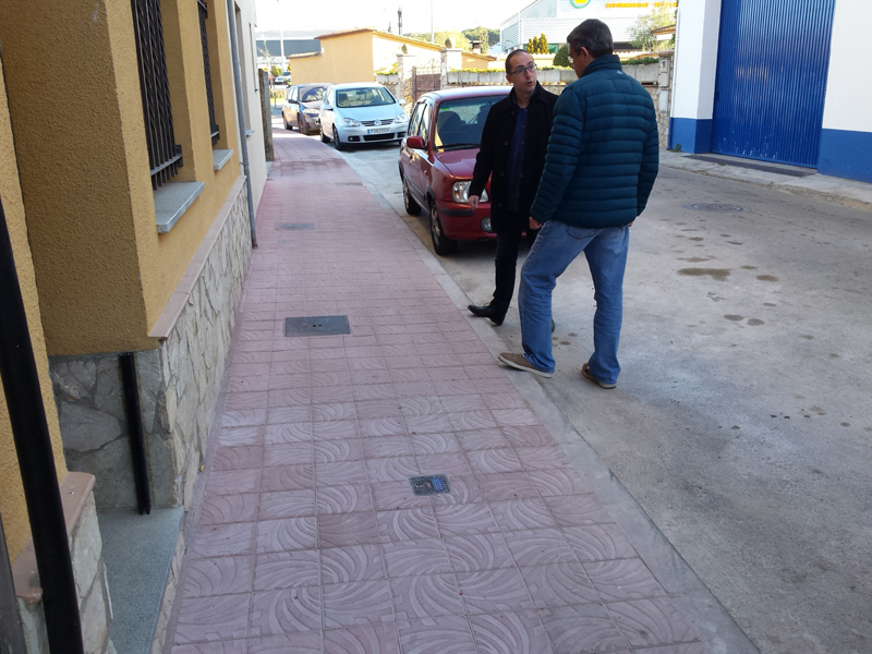 L'alcalde i un tècnic municipal comprovant l'acabat de les obres en la vorera del carrer de la Riera. (Foto: Ajuntament de Palamós).