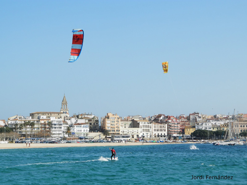 Temps assolellat, vent de garbí i dos practicants de kitesurf, el passat divendres. (Foto: J. Fernández tempspalamos.blogspot.com).