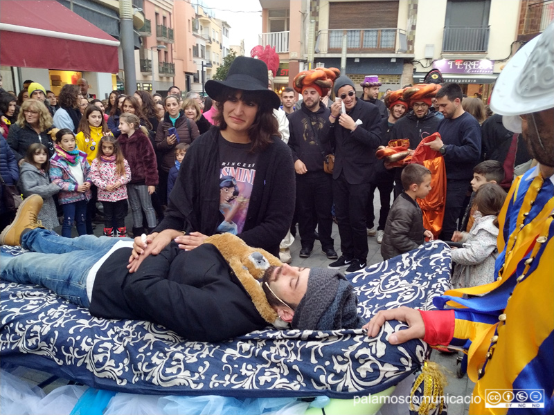 La Reina Kina Brava plora desconsolada davant el cos adormit de Tomàs Turbant.