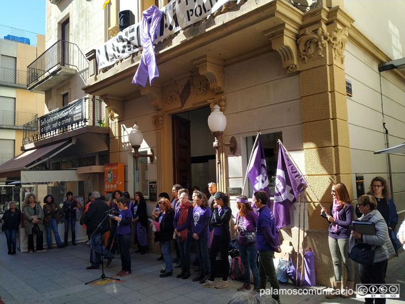 Lectura del manifest per part del Grup Feminista de Palamós i Calonge, aquest migdia davant l'Ajuntament.