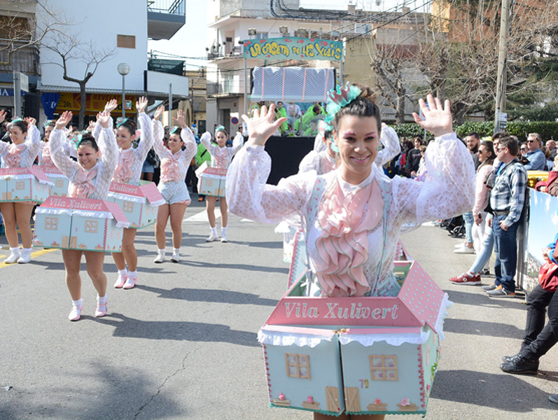 Una edició passada de la rua de Carnaval de Calonge. (Foto: Ajuntament de Calone i Sant Antoni).