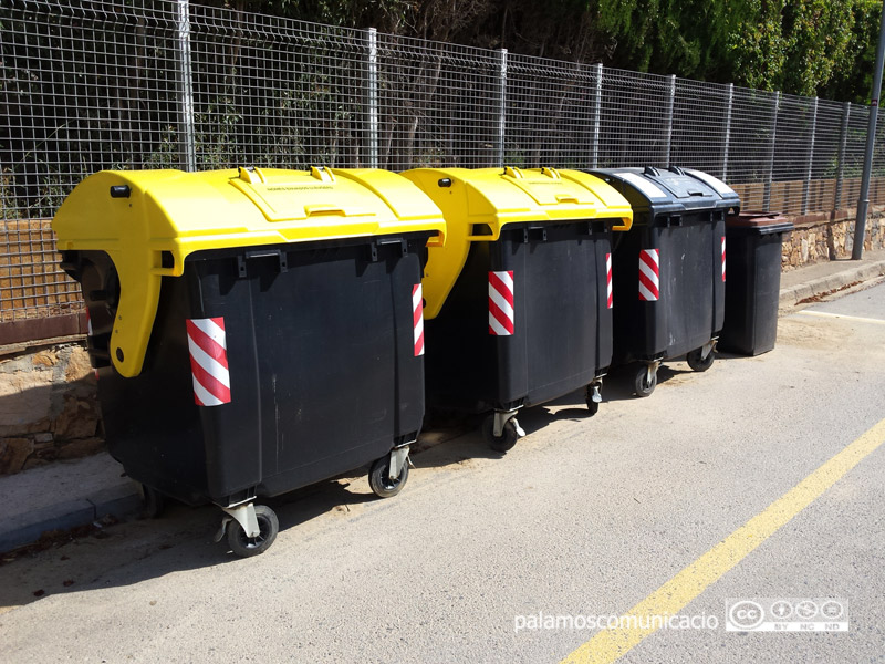 Contenidors d'envasos, de rebuig i d'orgànica, en un carrer de Palamós.