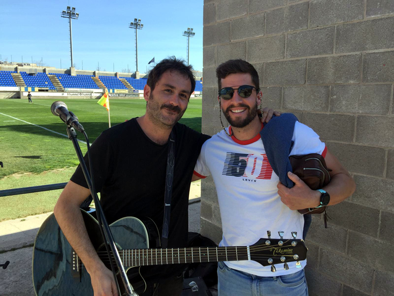 El capità del Palamós CF, David Cano, amb el músic palamosí Litus, abans del partit de diumenge. (Foto: Ramon Ribas).