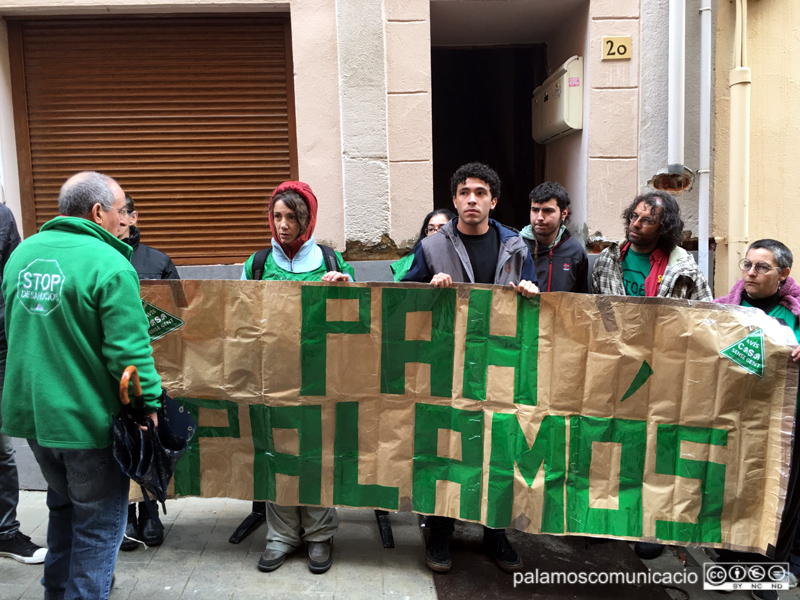 La Plataforma d'Afectats per la Hipoteca de Palamós s'ha mobilitzat per intentar aturar el desnonament.