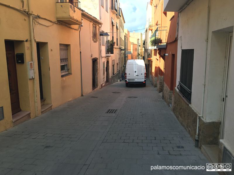 El pis es troba al carrer de l'Allada, al barri Vell de Palamós.