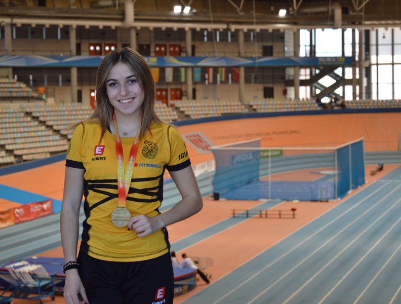 Marta Galló, amb la medalla d'or que la torna a acreditar com a campiona d'Espanya de salt de longitud sub18.