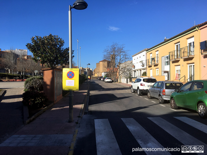 Senyalització a la plaça de Mossèn Gumersind informant que demà s'hi farà una neteja intensiva.