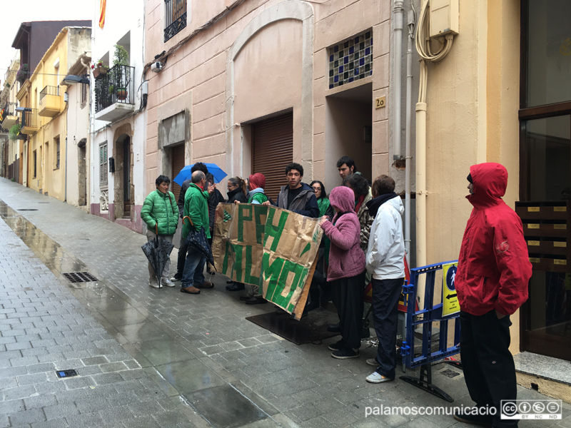 La Plataforma d'Afectats per la Hipoteca de Palamós, el passat dimecres, concentrats davant l'immoble.