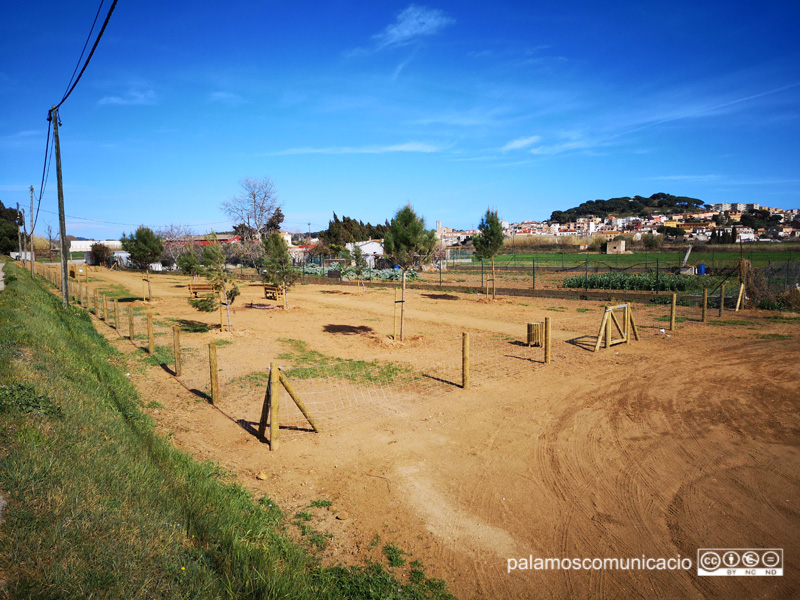 El nou espai d'esbarjo per a gossos, a la zona de la riera Aubi.