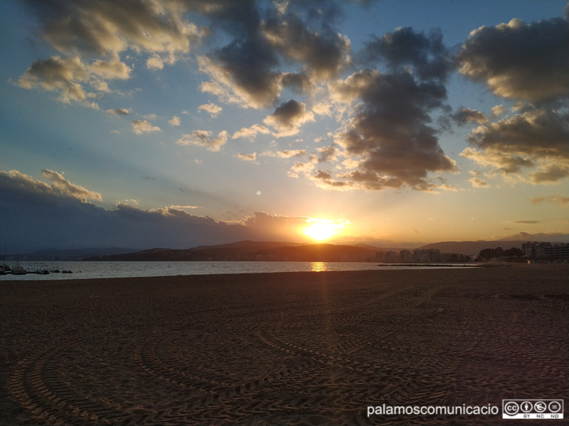 Posta de sol, des de la platja Gran de Palamós, el passat dimecres.